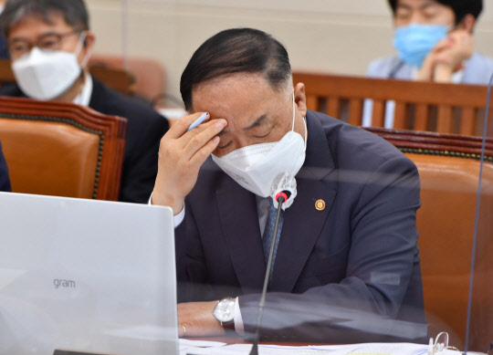 홍남기 부총리 겸 기획재정부 장관이 지난 16일 서울 여의도 국회에서 열린 기획재정위 전체회의에서 자료를 검토하고 있다. 연합뉴스